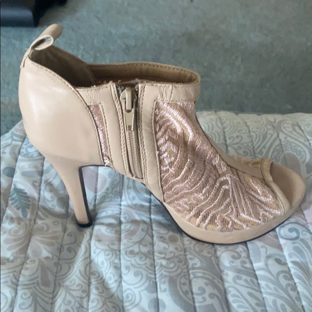 Light pink shoe